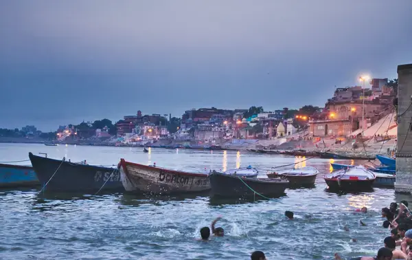 Vista de barcos no Rio Ganges em Varanasi