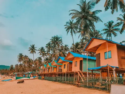 Bangalôs em praia em Goa, Índia