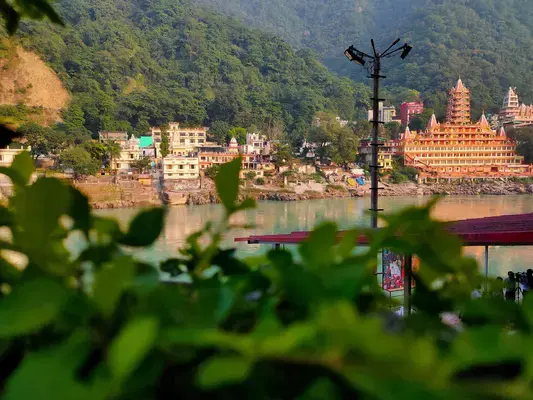Vista de ponte no Rio Ganges em Rishikesh