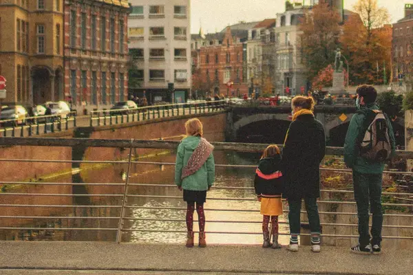 Família em ponte na Bélgica