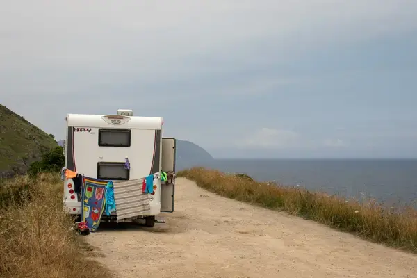 Motorhome com roupas estendidas na traseira