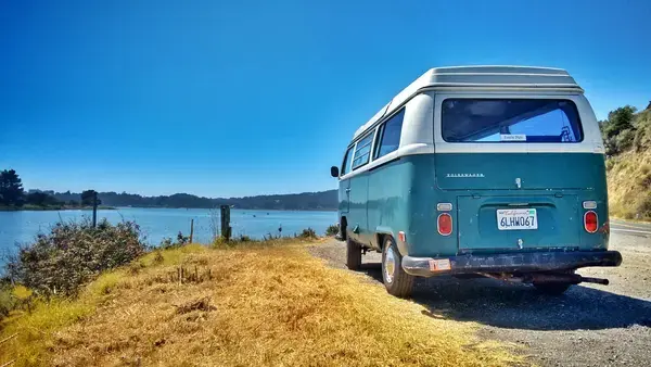 Kombi em frente ao mar
