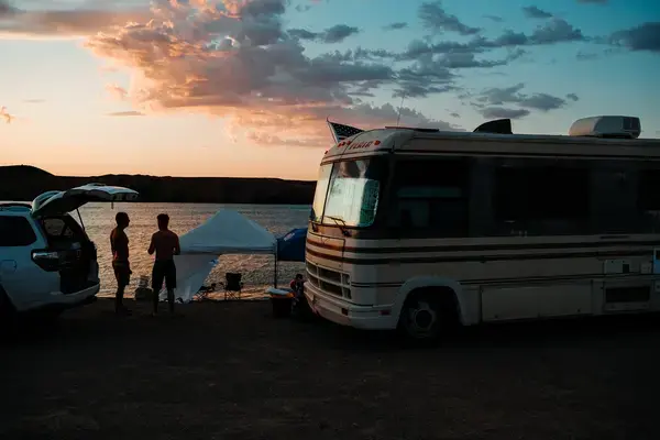 Homens conversando em frente a motorhome