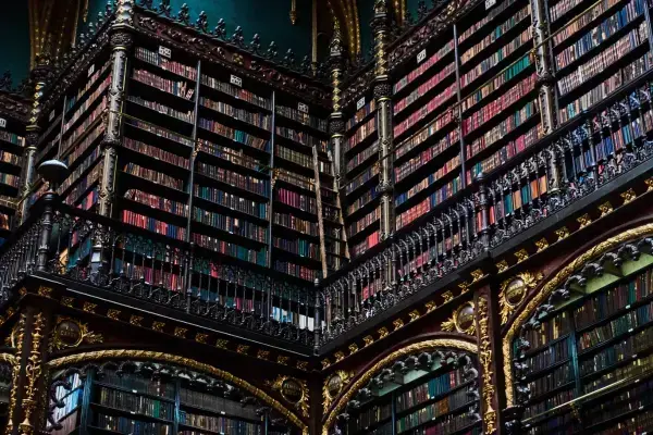 Estantes de livros do Real Gabinete Português de Leitura, no Rio de Janeiro