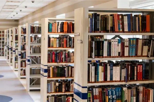 Livros em estantes de uma biblioteca moderna