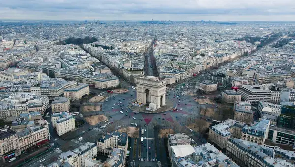 Vista aérea das ruas ao redor do arco do triunfo em paris