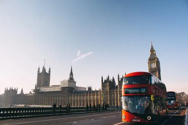 Ônibus vermelho e Big Ben ao fundo em Londres.