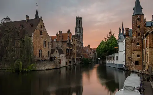 Rio e casas em Bruges, Bélgica