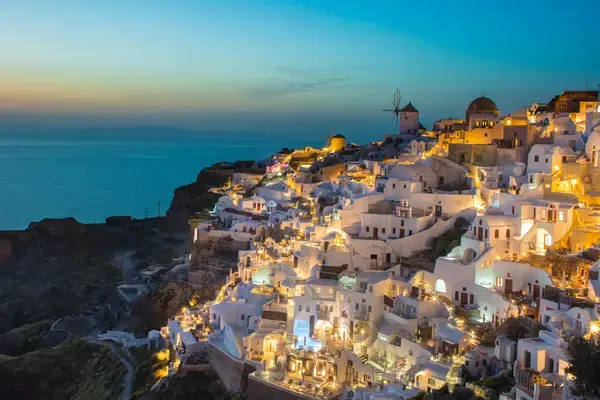 Vista da costa de Oia, cidade grega