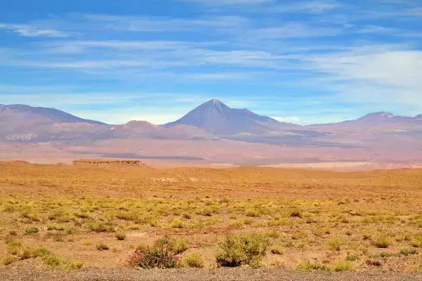 Paisagem do deserto do Atacama, no Chile, com montanhas ao fundo