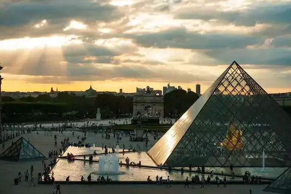 Pirâmide do Museu do Louvre, em Paris, França