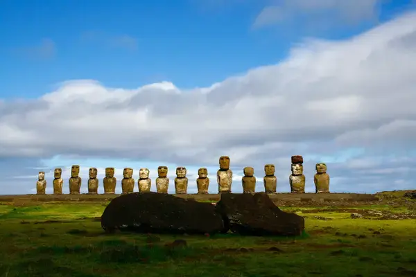 vista do horizonte em meio ao por do sol e monumentos refletidos
