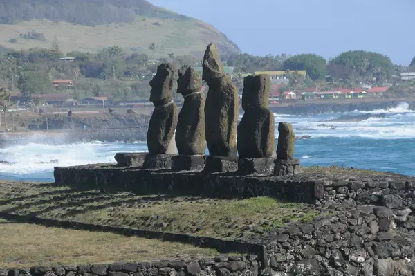 pedras no alto e mar a vista