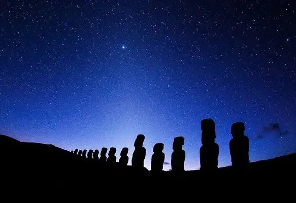 céu estrelado iluminando monumentos expostos