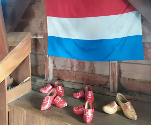 Bandeira e sapatos de madeira que remetem à cultura da Holanda