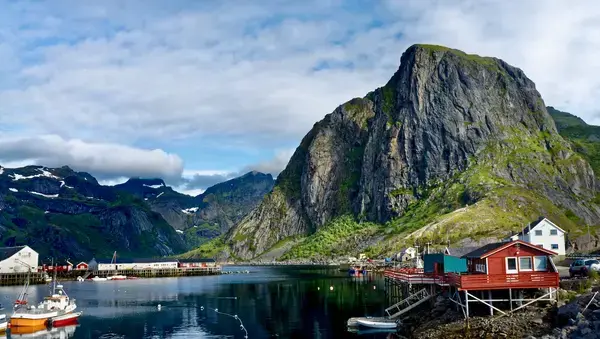 Barcos e casas em frente ao rio em Lofoten, Noruega