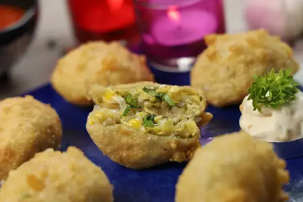 prato culinário: bolinho de mariscos na cor amarela
