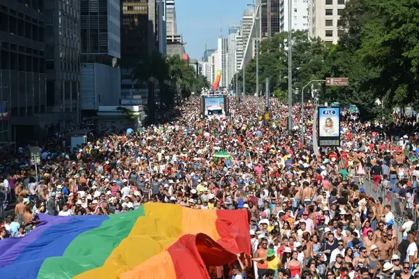 Parada do Orgulho de São Paulo, em 2014! (Fonte: Google Commons)