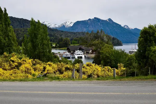Vista de Bariloche através da rodovia