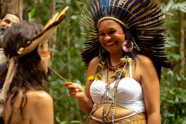 Pajé Sanderline sorrindo durante ritual de cura
