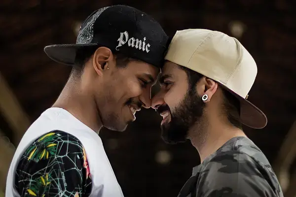 otografia-com-foco-diferencial-de-dois-homens-sorridentes-olhando-para-o-outro