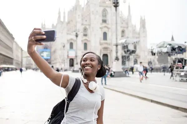 Mulher tirando selfie em ponto turístico