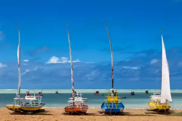 Barcos em praia de Maceió