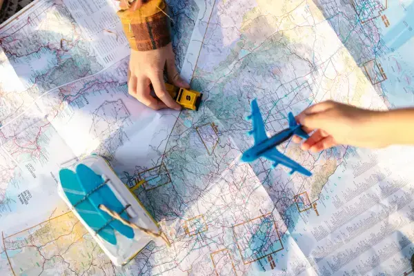 Mapa e brinquedos referentes a viagem