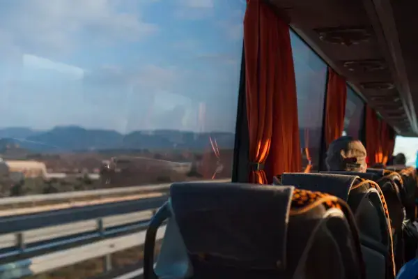 Pessoas em um ônibus viajando