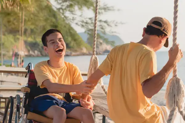 amigos se divertindo juntos numa cadeira de balanço