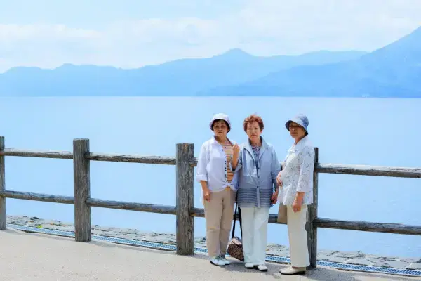 Três amigas da terceira idade viajando