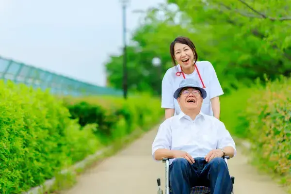 Cadeirante e amiga passeando e rindo