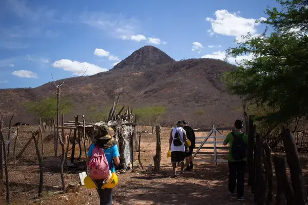 Grupo entrando na propriedade onde fica o Pico do Cabugi