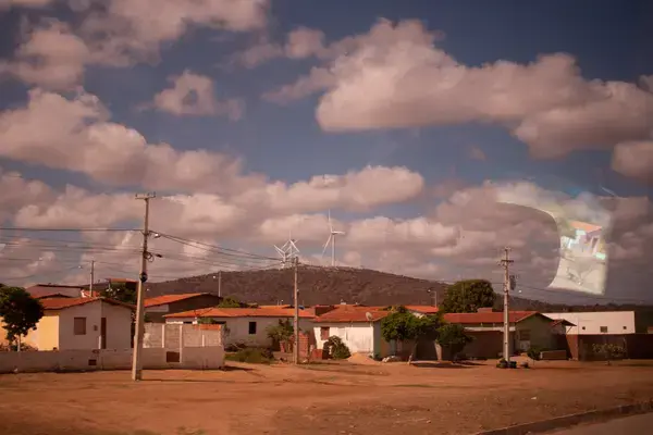 Vista da cidade de Angicos, no Rio Grande do Norte, com eólicas ao fundo