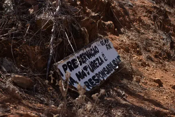 Placa escrito "A preservação da natureza é sua responsabilidade