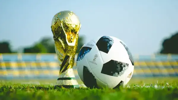 Foto Troféu dourado e bola de futebol