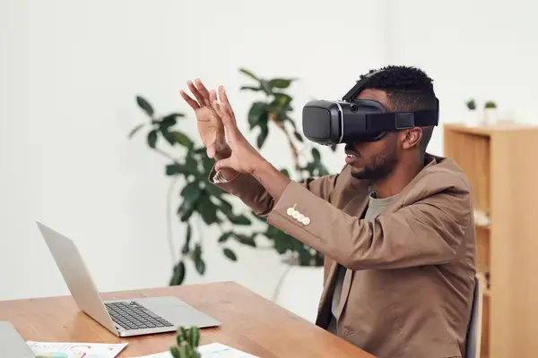 homem-usando-oculos-de-realidade-virtual