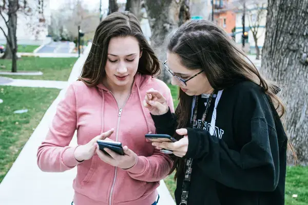 fotografia-de-mulheres-usando-telefones-celulares