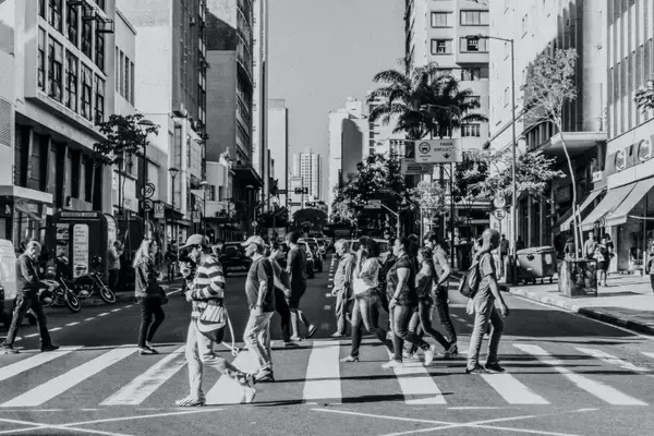 Imagem de pessoas atravessando faixa de pedestre no centro de Campinas em preto e branco