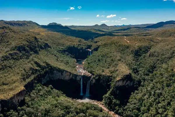 Vista aérea de cachoeira na Chapada dos Veadeiros, Brasil