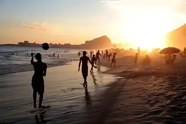 pessoas se divertindo na praia do cabo no rio de janeiro