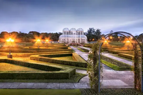 Gramado e vista para estufa do Jardim Botânico de Curitiba