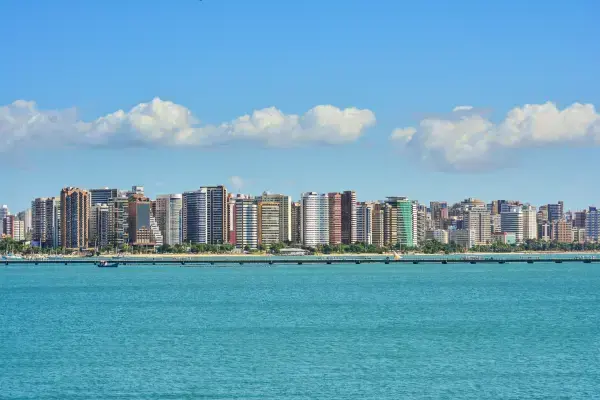Prédios e mar da cidade de Fortaleza, no Ceará