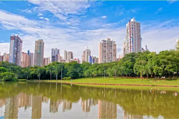 Parque em Goiânia, Goiás, com prédios ao fundo