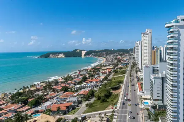 Casas e prédios próximos ao mar na cidade de Natal, RN