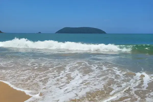 Vista de ilha a partir de praia em Ubatuba