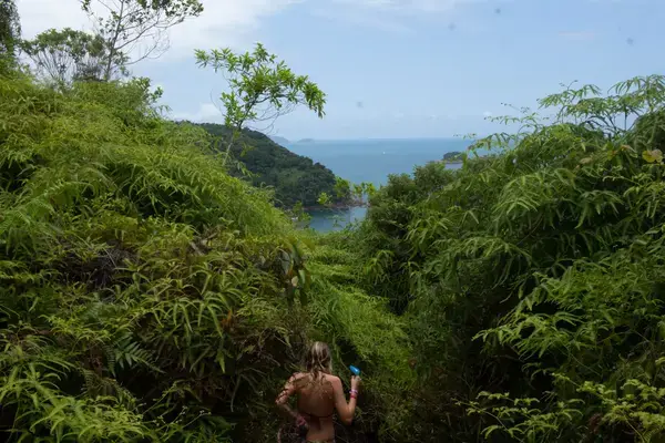 Emilly descendo a trilha das 7 praias