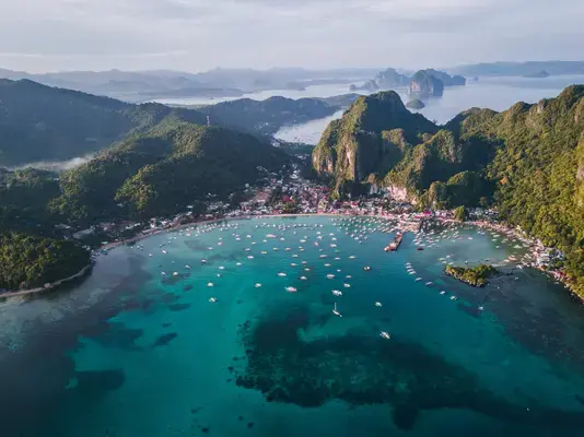 fotografia de paisagem da ilhas com barcos