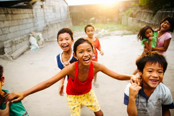 crianças sorrindo saltitantes para as cameras