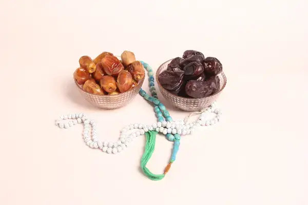 imagem com dois potes com frutas e terço típico de uma religião